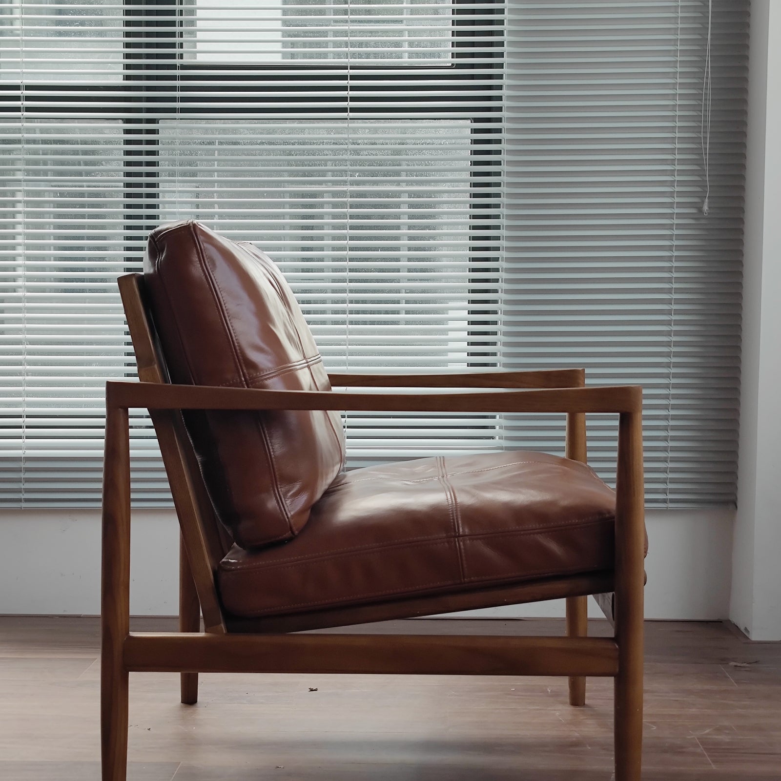 Furnipuzzle Scandinavian Lounge Chair - Dark Wood/Brown Vegan Leather